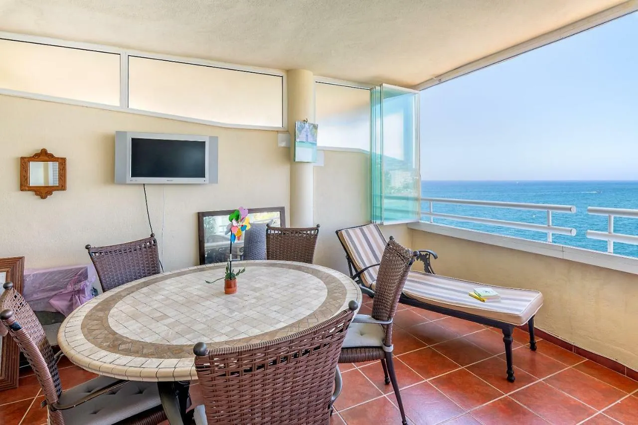 Costa Quebrada Beachfront Apartment Бенальмадена