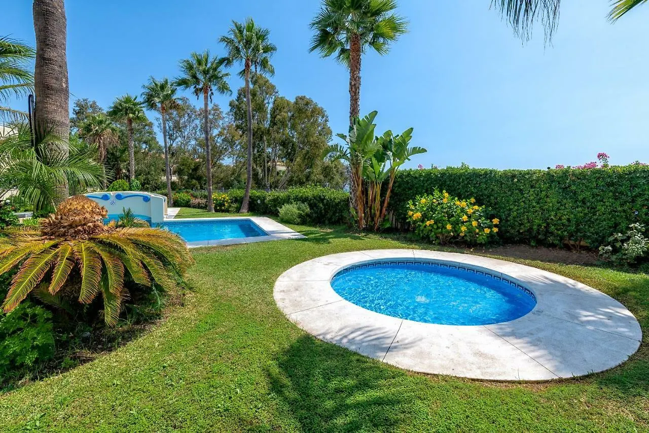 Costa Quebrada Beachfront Apartment Бенальмадена