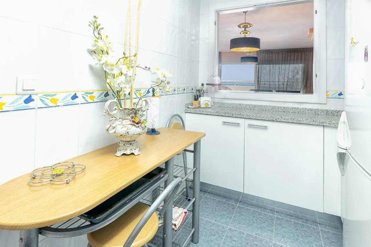 Costa Quebrada Beachfront Apartment Бенальмадена