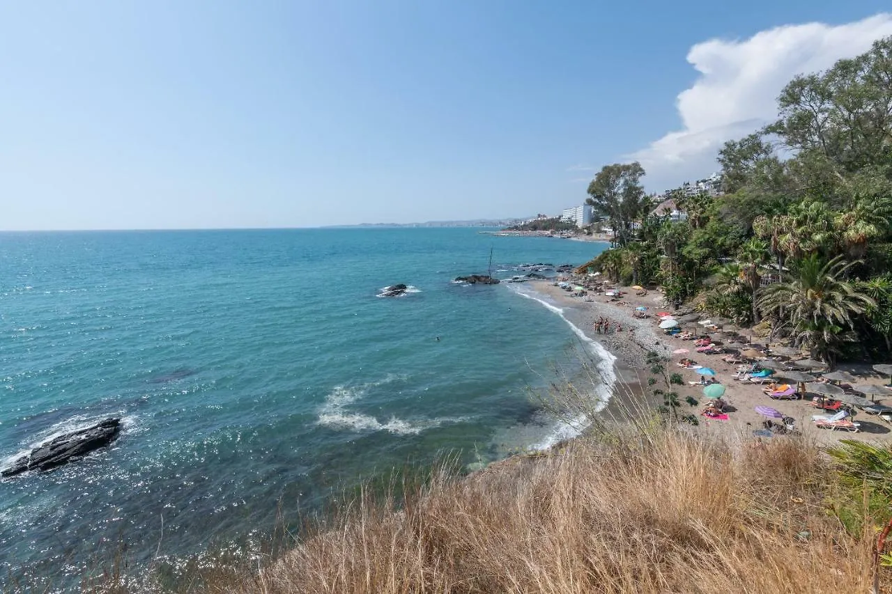 Costa Quebrada Beachfront Apartment Бенальмадена