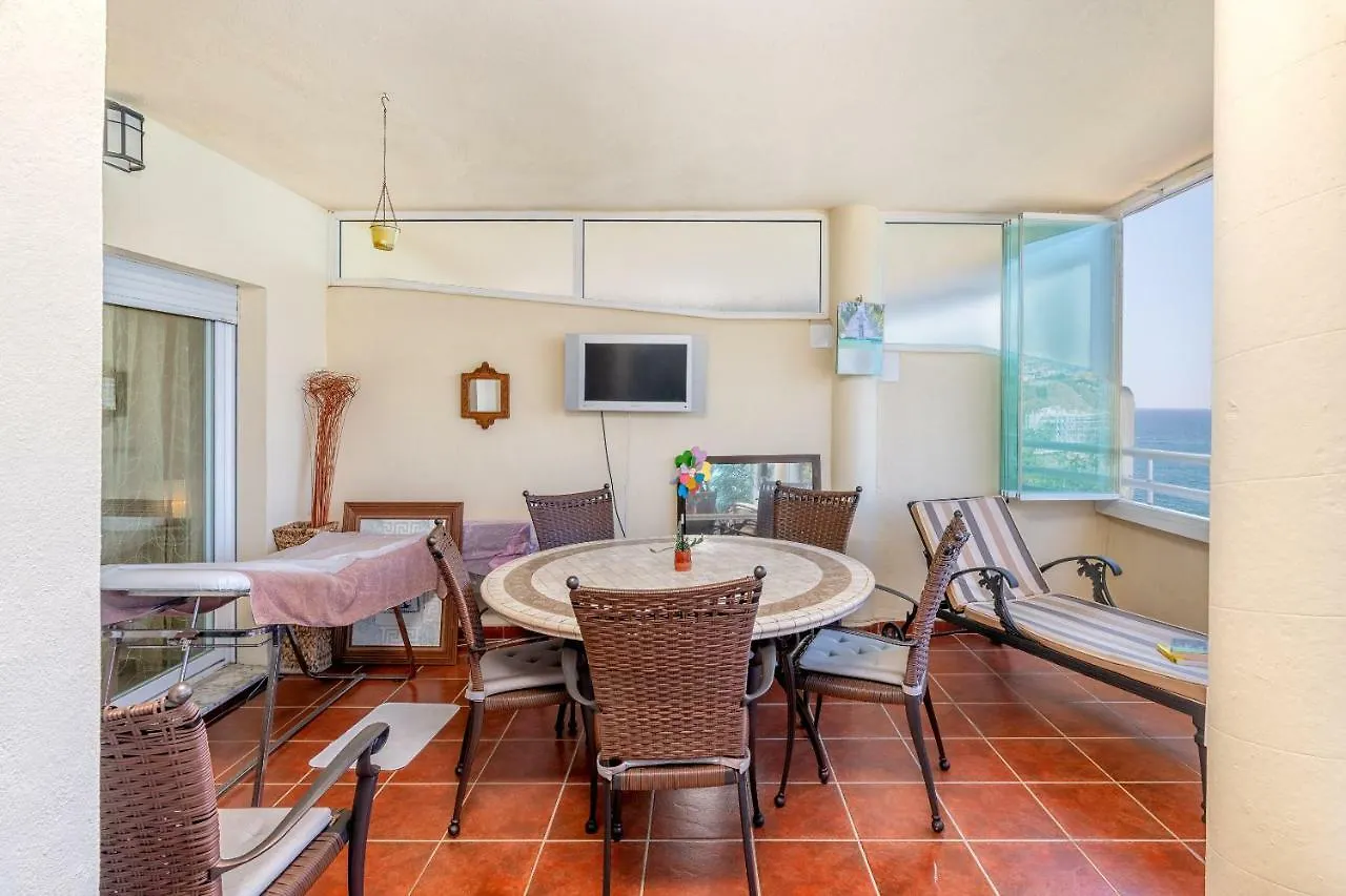 Costa Quebrada Beachfront Apartment Бенальмадена