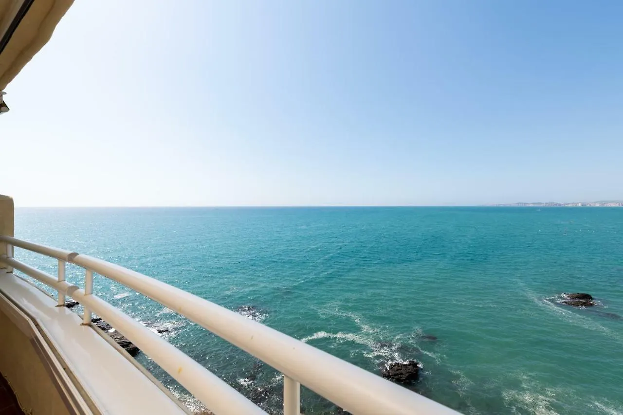 Costa Quebrada Beachfront Apartment Бенальмадена